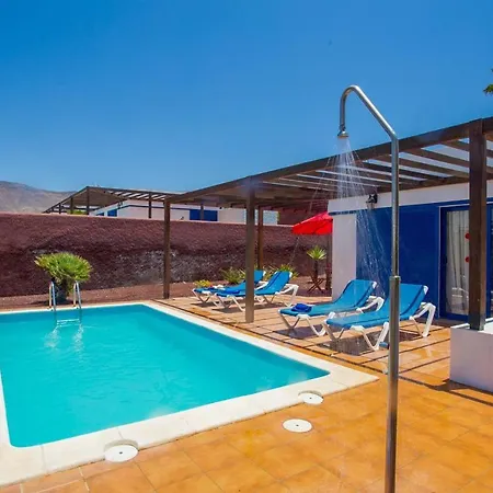 Playa Blanca Sleeps 4 Wifi Villa