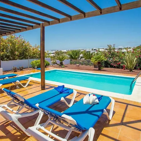 Playa Blanca Sleeps 4 Wifi Villa